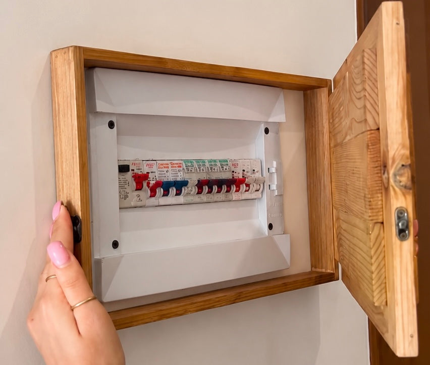 Cache tableau électrique et porte-clé en bois